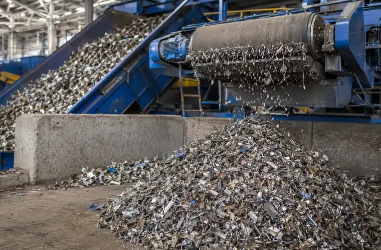 Mélange de pièces métalliques recyclées pour la séparation de l’acier inoxydable